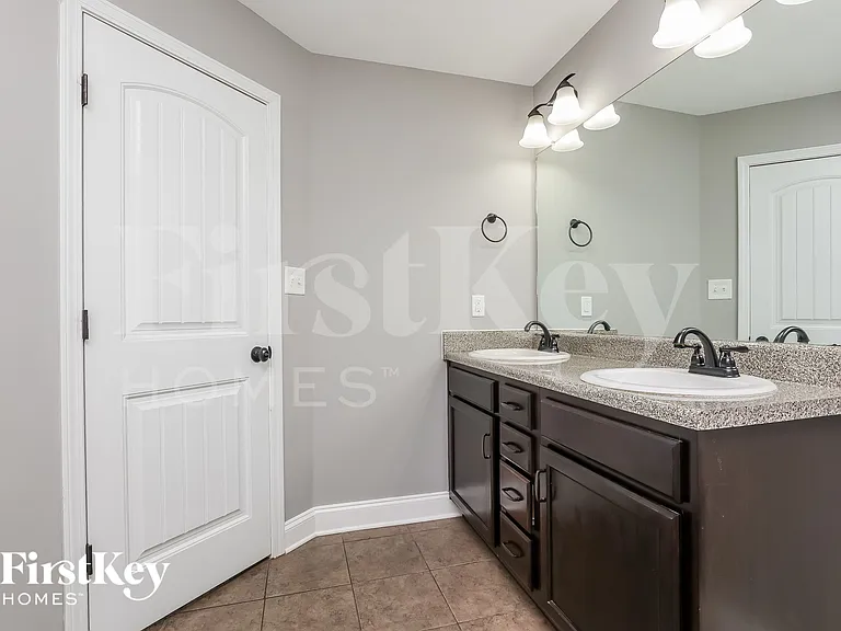 1499 Amberley Dr — Photo 14