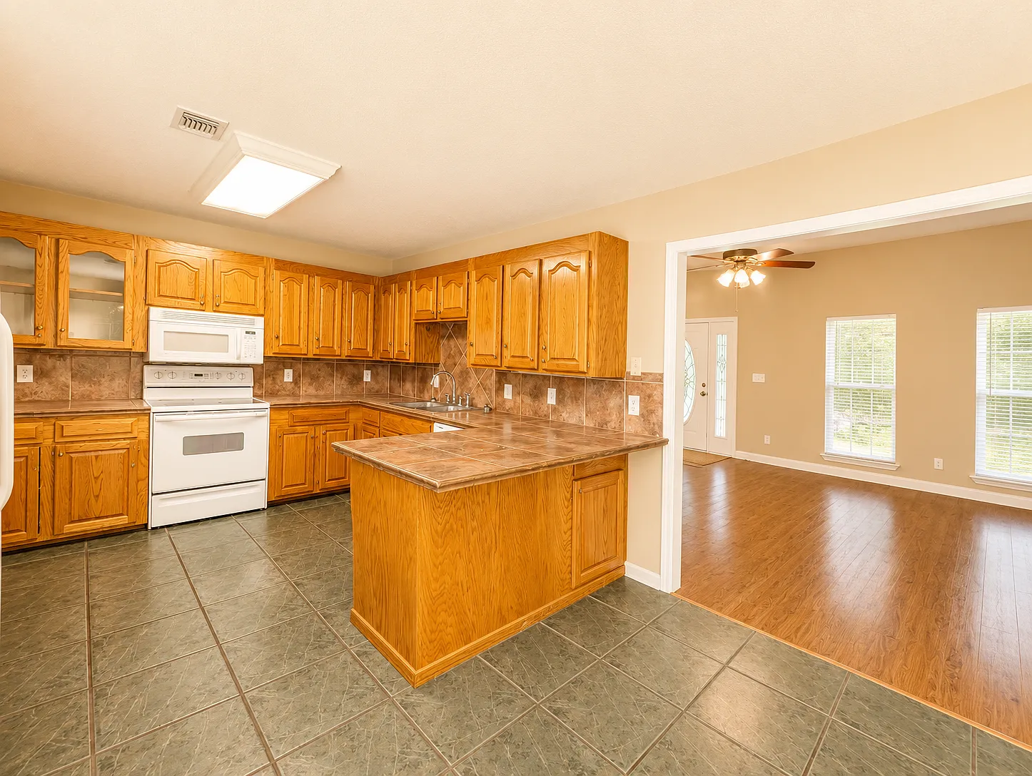 3 bed, 1982 sqft, $1,750 — Photo 4