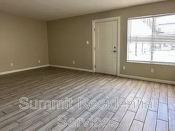 714 E 10th St — Photo 28