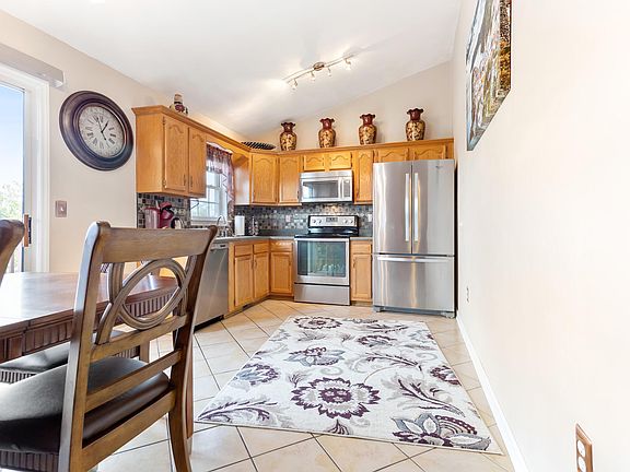 3rd image of 4846 Golfview Dr NE