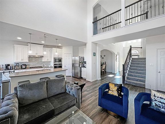 Livingroom with high ceilings