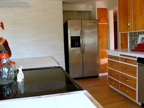 Fun Open Entertaining Kitchen with Newer Appliances