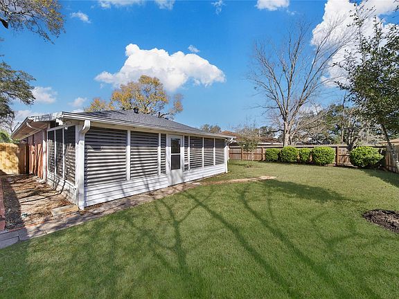 5th image of 990 Redway Ln