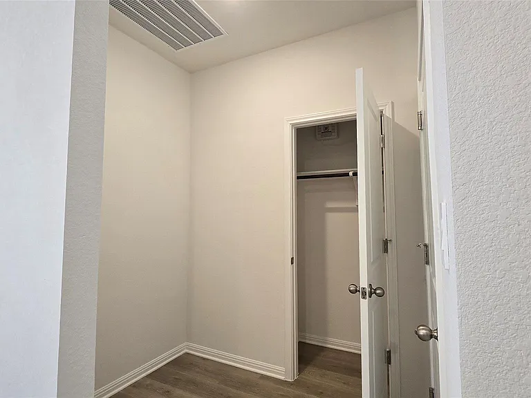 122 Holmby Dr — Photo 13