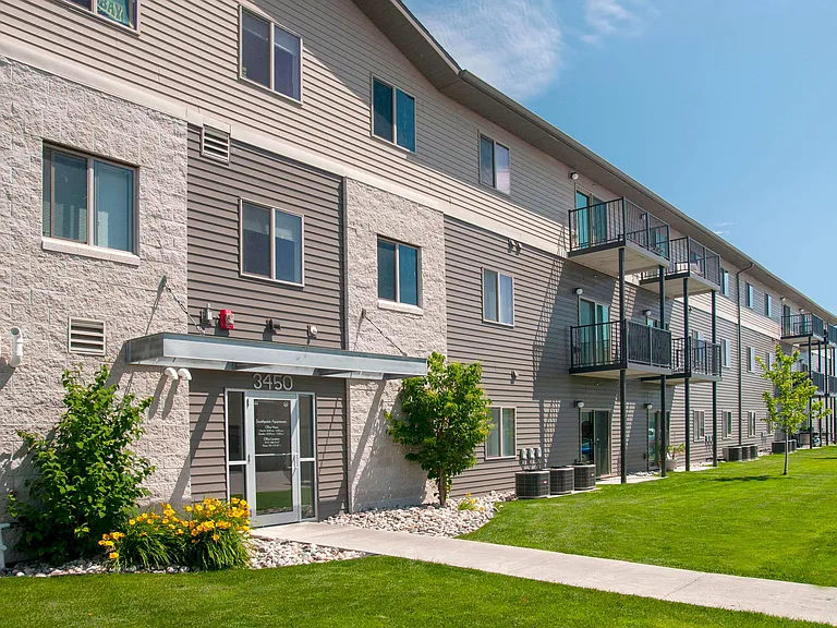 Southpoint Apartments — Photo 12