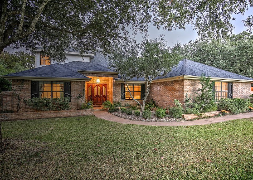 1st image of 2703 Great Oaks Dr