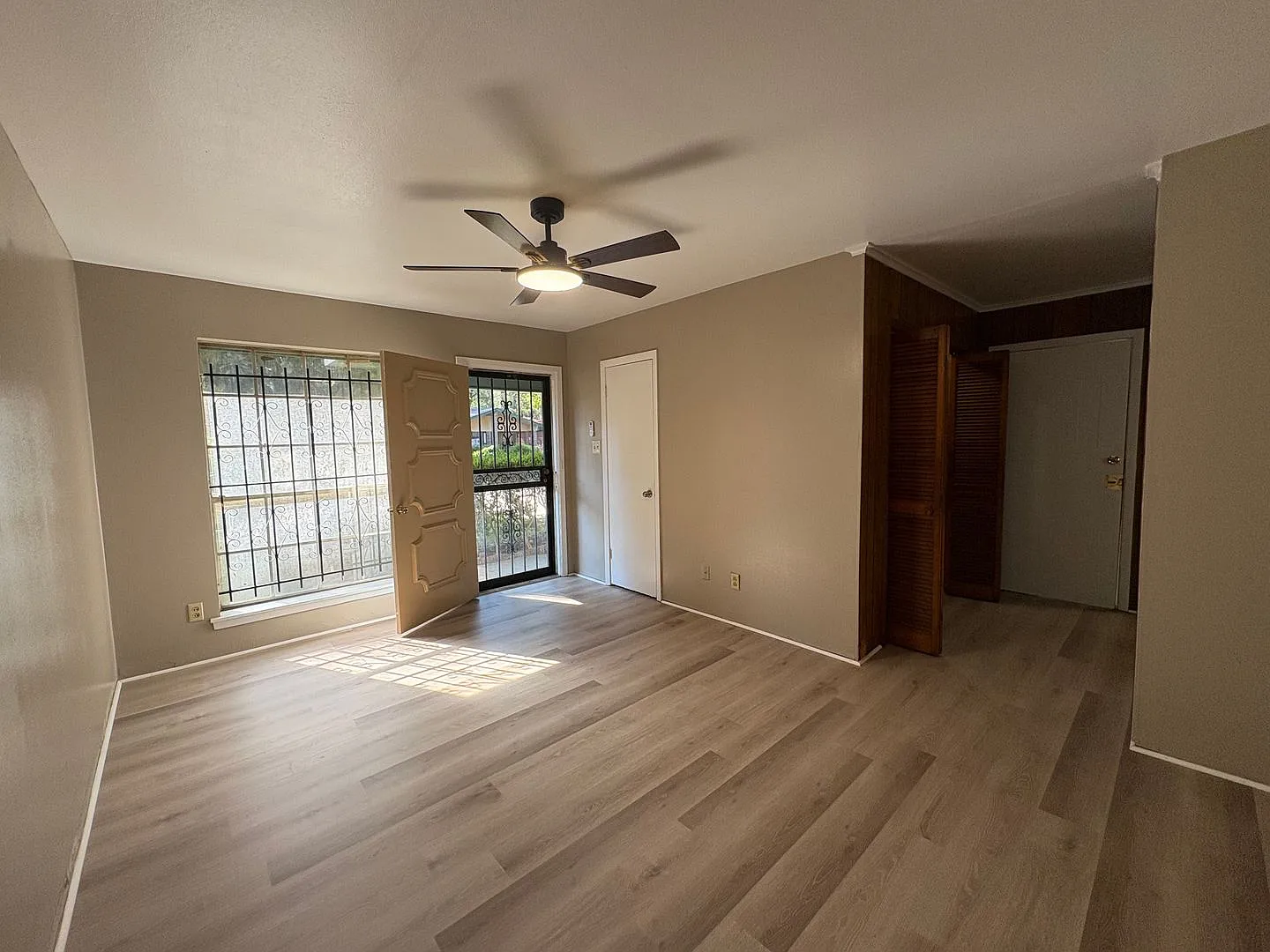 Beautiful 3 bedroom/1 bath home with Central Air & Heat! — Photo 3