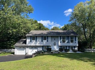 6 Redwood Dr, Clinton, NJ 08809