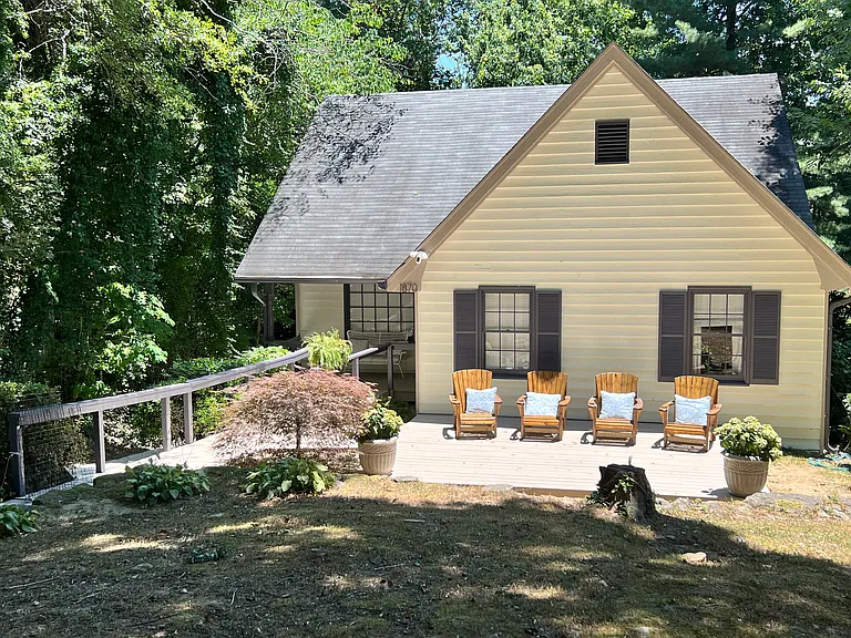 1870 Fairway Cir NE — Photo 3