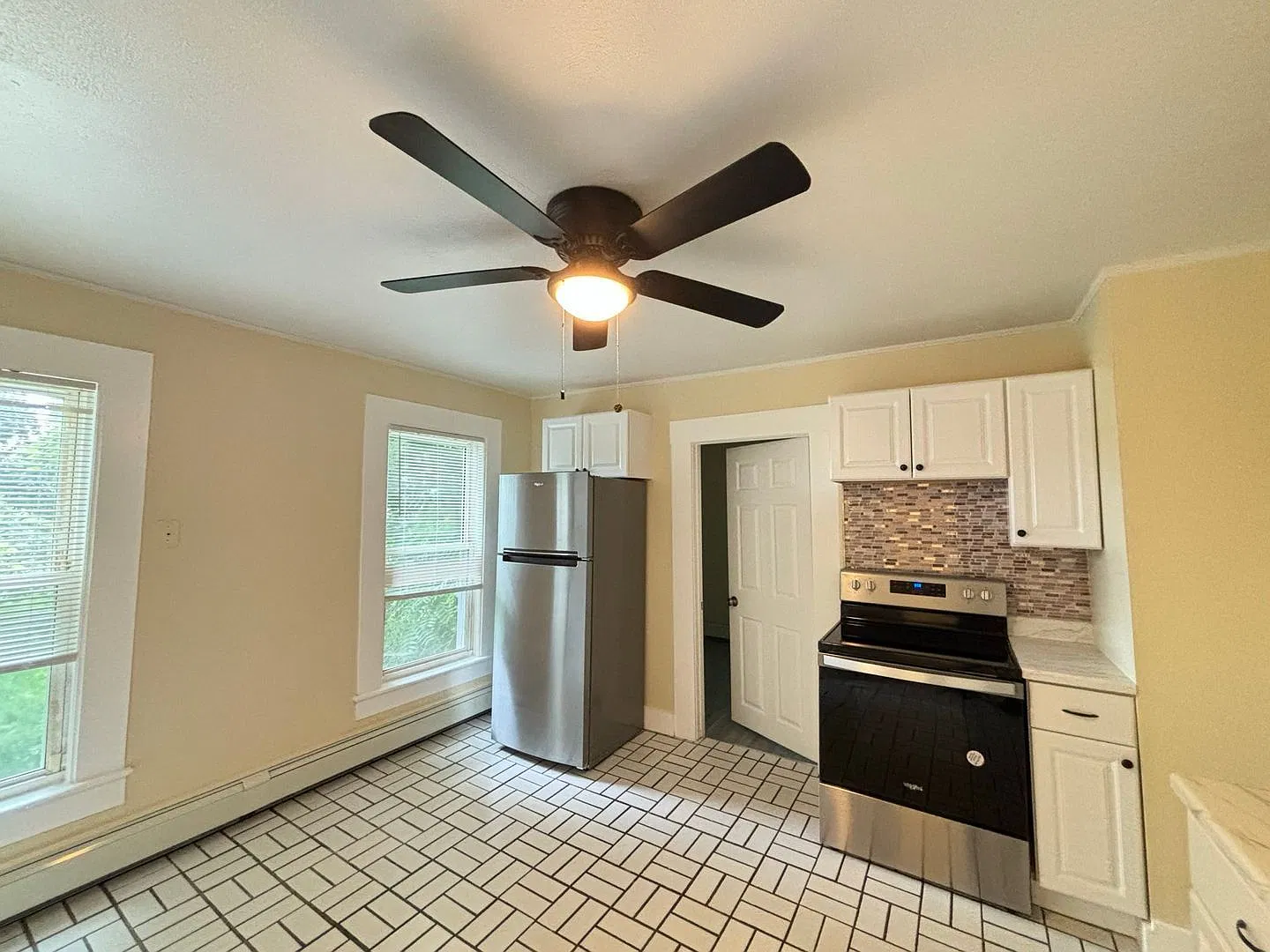 2 bed, 1.0 bath, 600 sqft, $1,595 — Photo 2