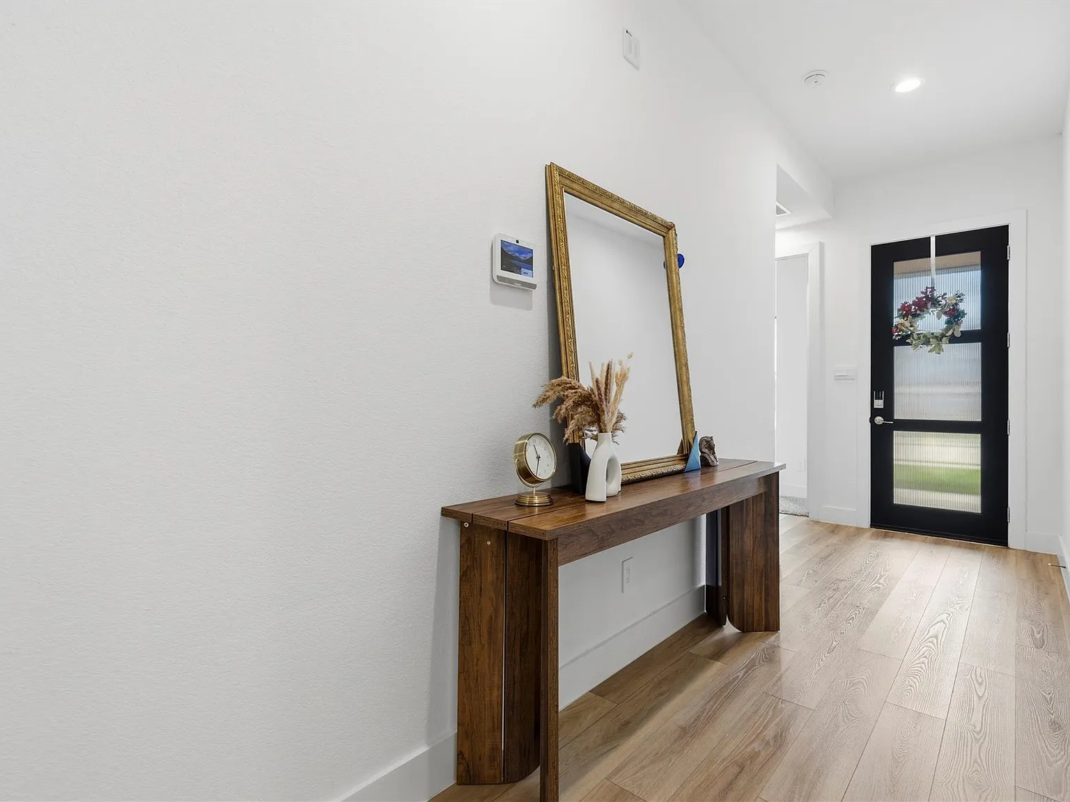 4 bed, 3.0 bath, 2255 sqft, $3,000 — Photo 2