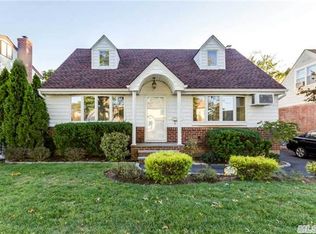 965 Oaks Dr, Franklin Square, NY 11010
