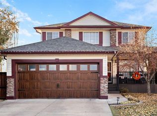 232 E Oakmere Pl, Chestermere, AB T1X1L2