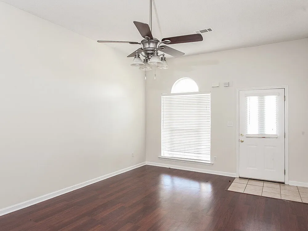 3 bed, 2.0 bath, 1199 sqft, $1,645 — Photo 2