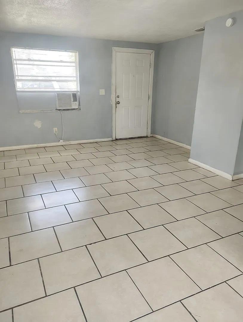 Affordable 2 Bedrooms 1 Bath — Photo 3