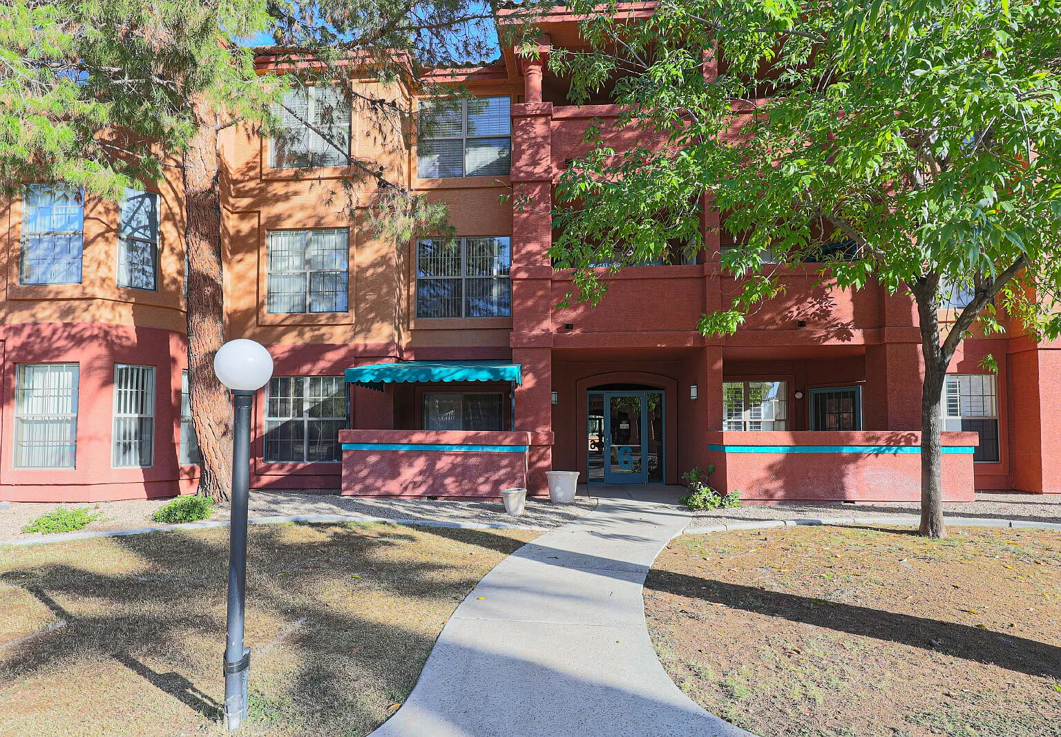 1 bed, 1.0 bath, 640 sqft, $2,255 — Photo 2