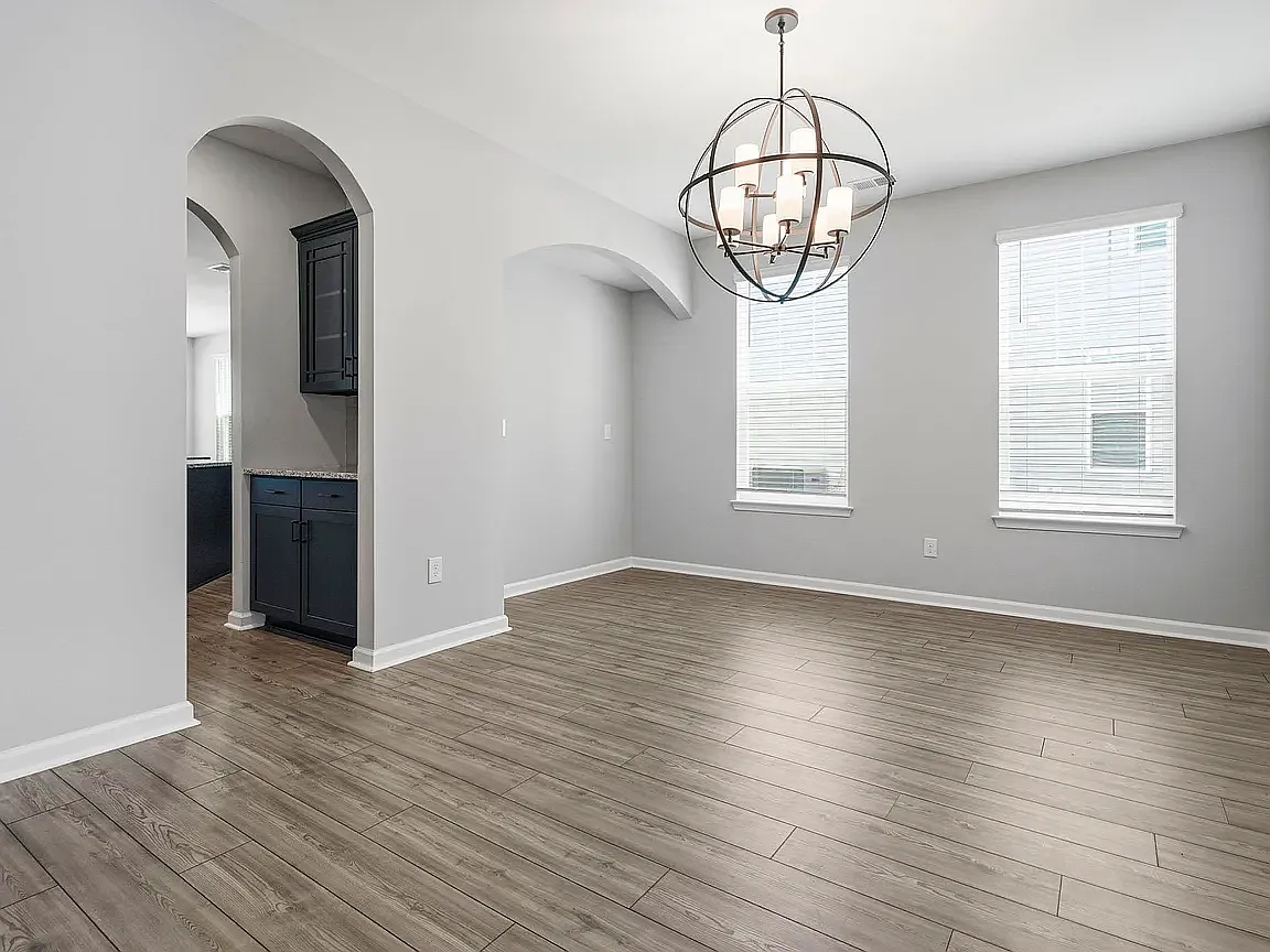 6 bed, 4242 sqft, $3,670 — Photo 4