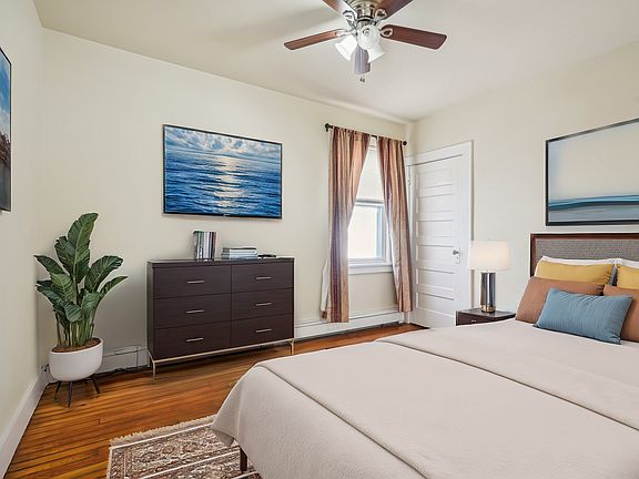 Bedroom (virtually staged)