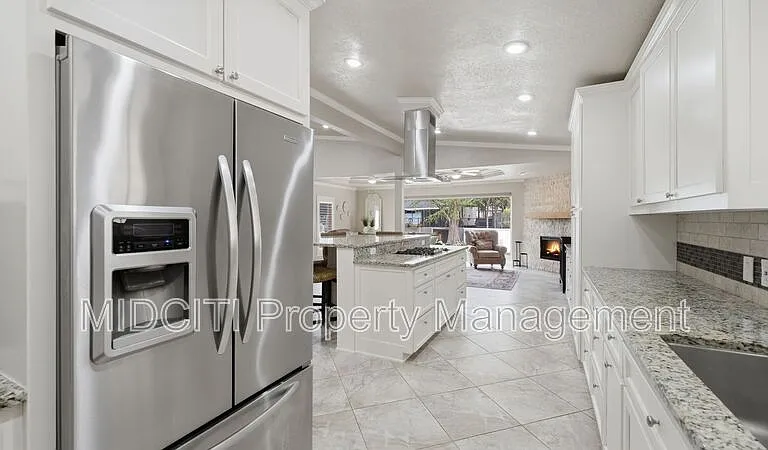 156 Trelawney St — Photo 6