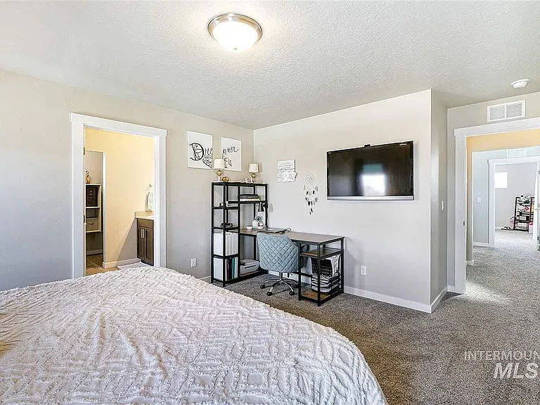 2087 S Hills Ave — Photo 8