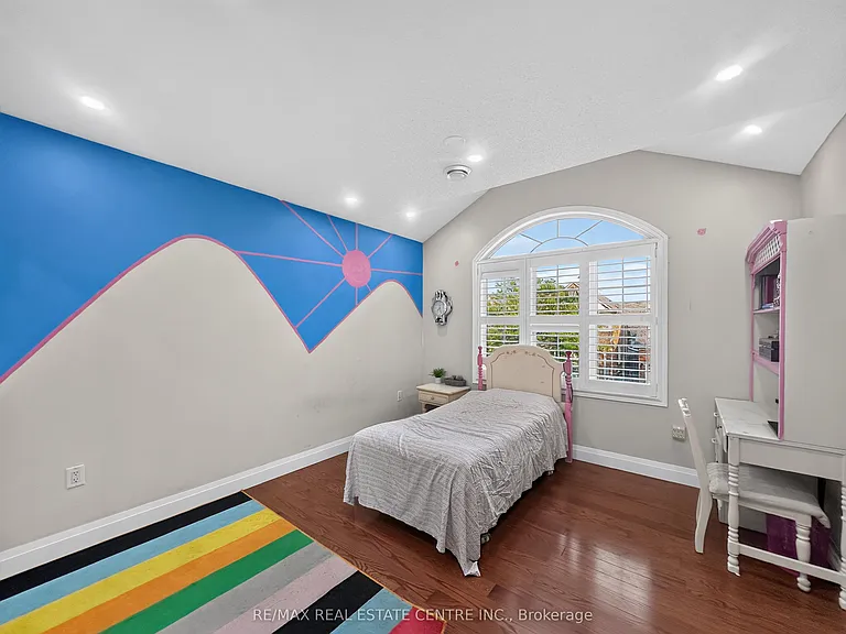 266 Fennamore Ter — Photo 16