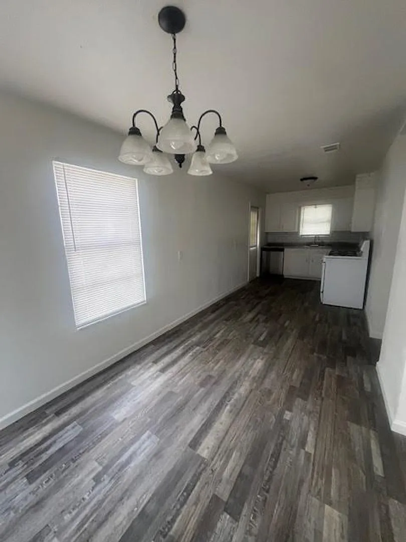 3520 Pine Ave — Photo 4