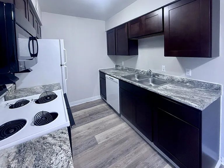 Walnut Creek Apartments — Photo 14