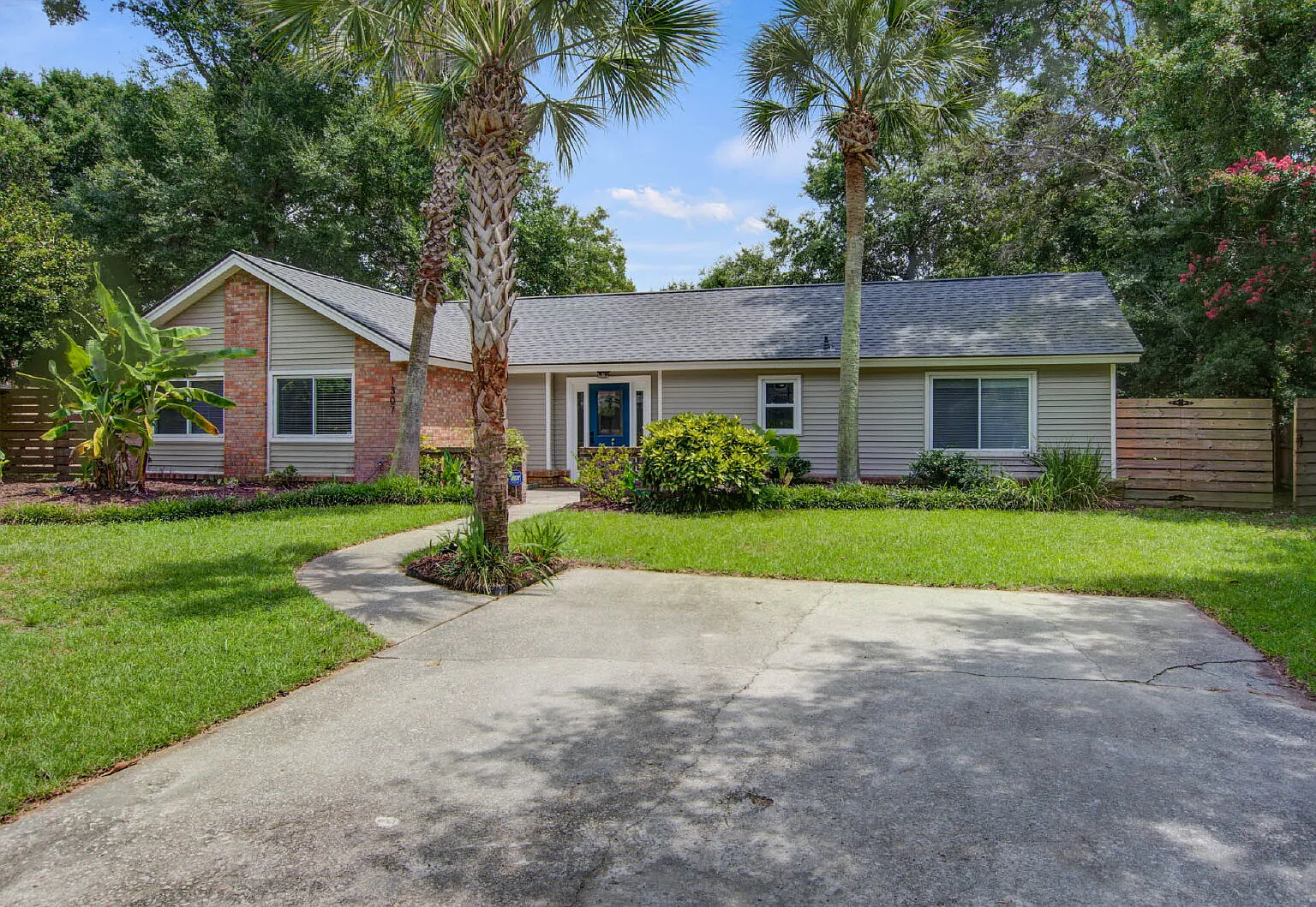 4 bed, 2.0 bath, 1652 sqft, $3,695 — Photo 2