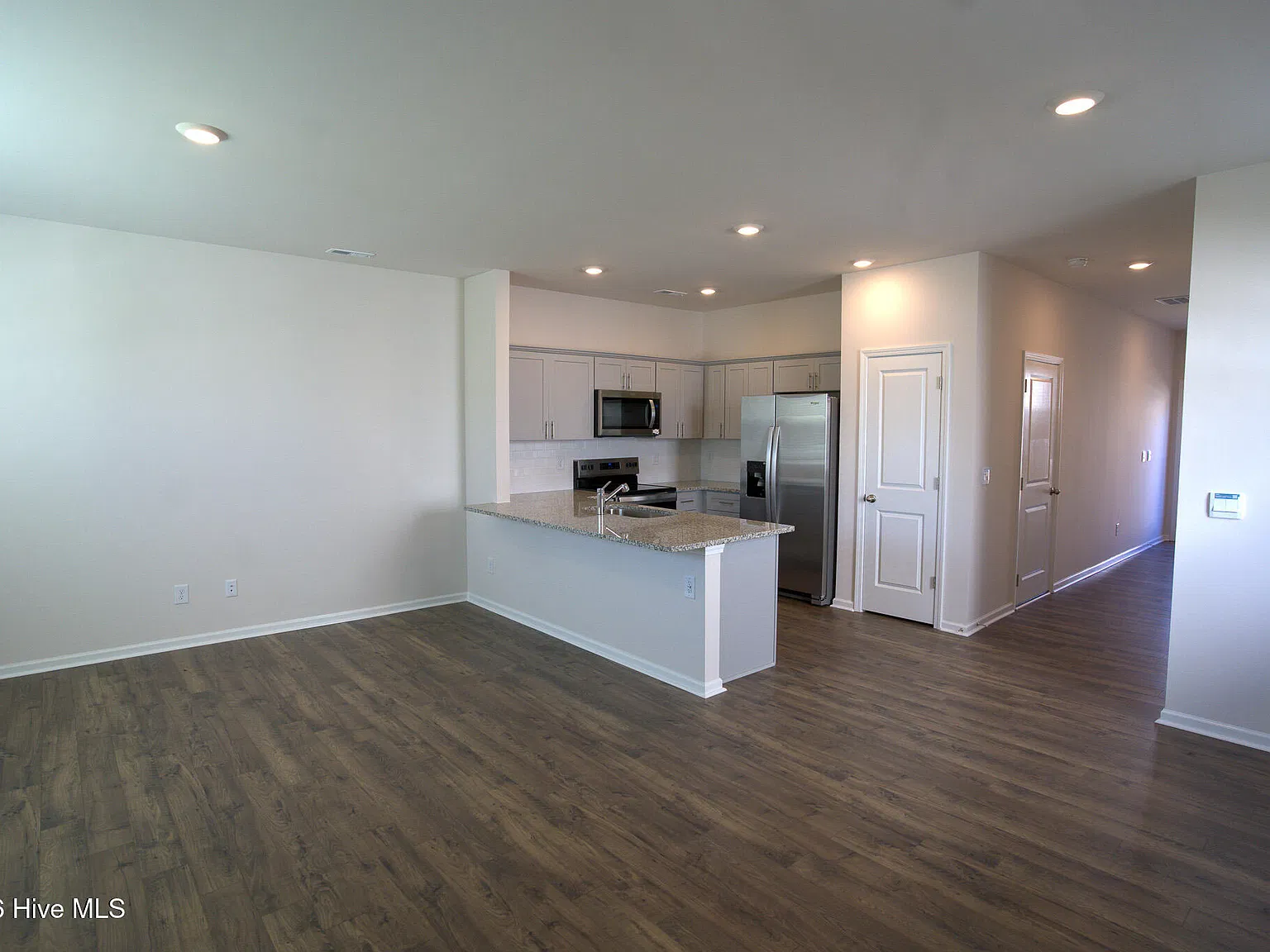 3 bed, 2.5 bath, 1418 sqft, $1,900 — Photo 4