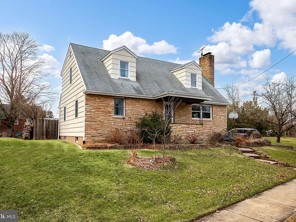 25 McAdoo Ave #2
