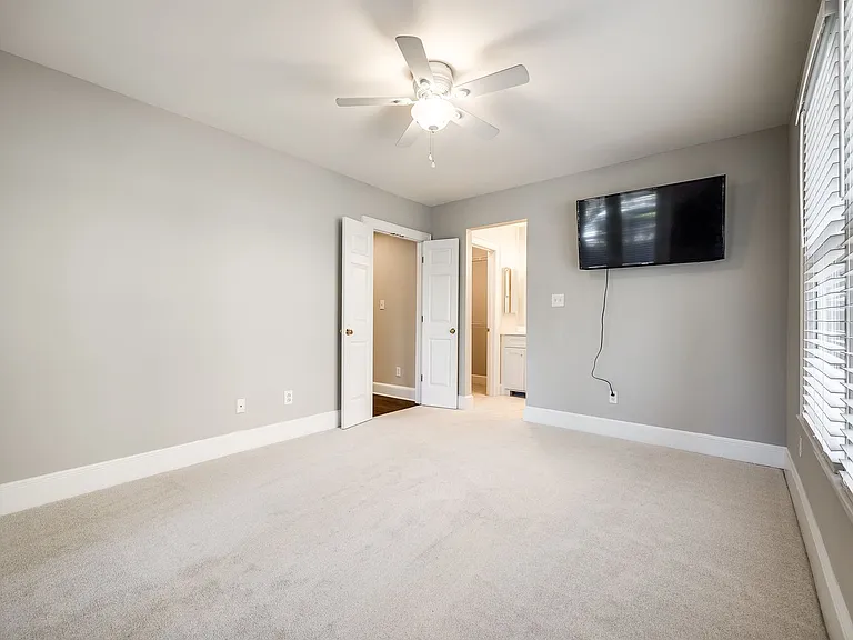 2220 Roswell Ave #B — Photo 18