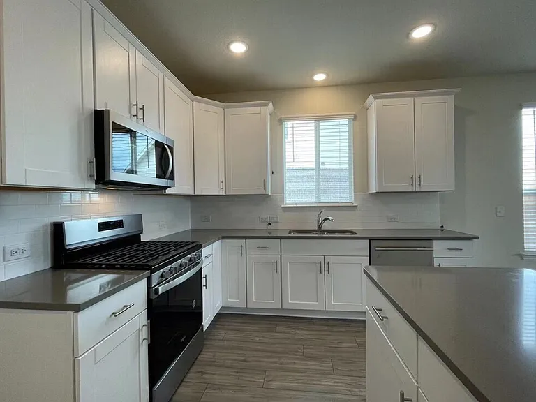 1009 Briarbush Ct — Photo 9