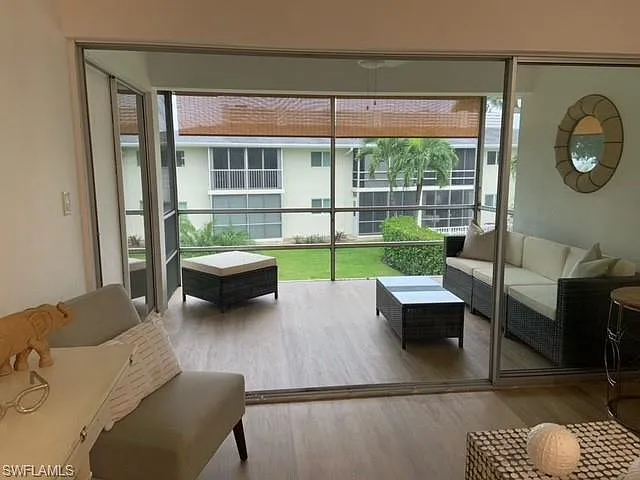 2 bed, 2.0 bath, 913 sqft, $2,400 — Photo 4
