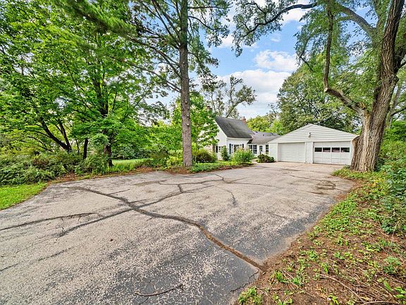 3rd image of 571 W Rockton Rd