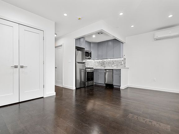 5th image of 605 Bainbridge St #4