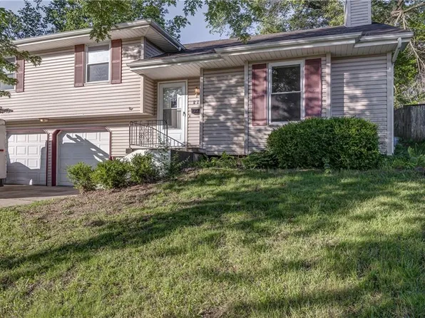 108 Timbercreek Cir, Lansing, KS 66043