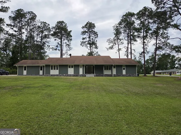 221 Collins St, Lyons, GA 30436