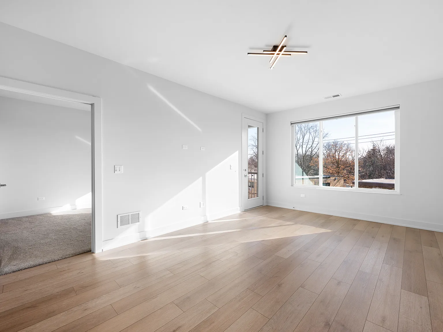 1 bed, 1008 sqft, $2,671 — Photo 3