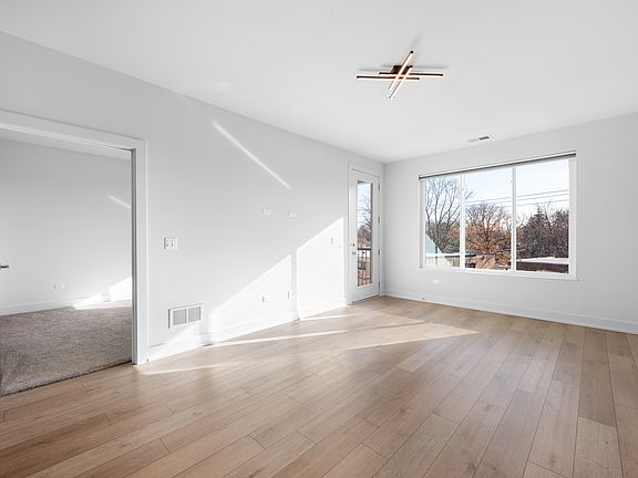 3rd image of 27 W Park Blvd #306