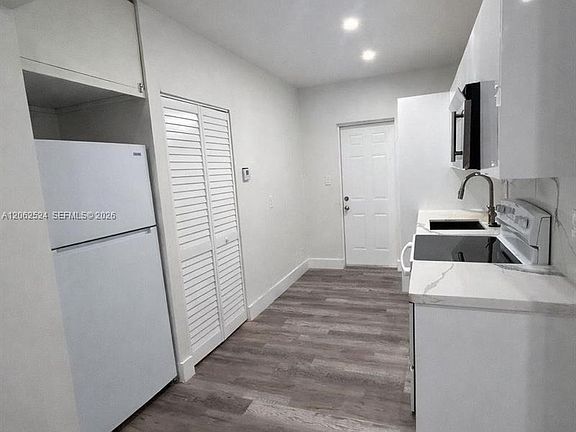 4th image of 2931 NW 47th St #3