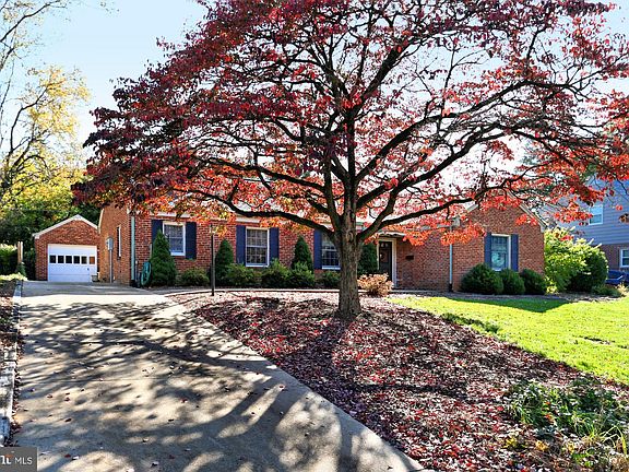 2nd image of 2905 Linden Ln