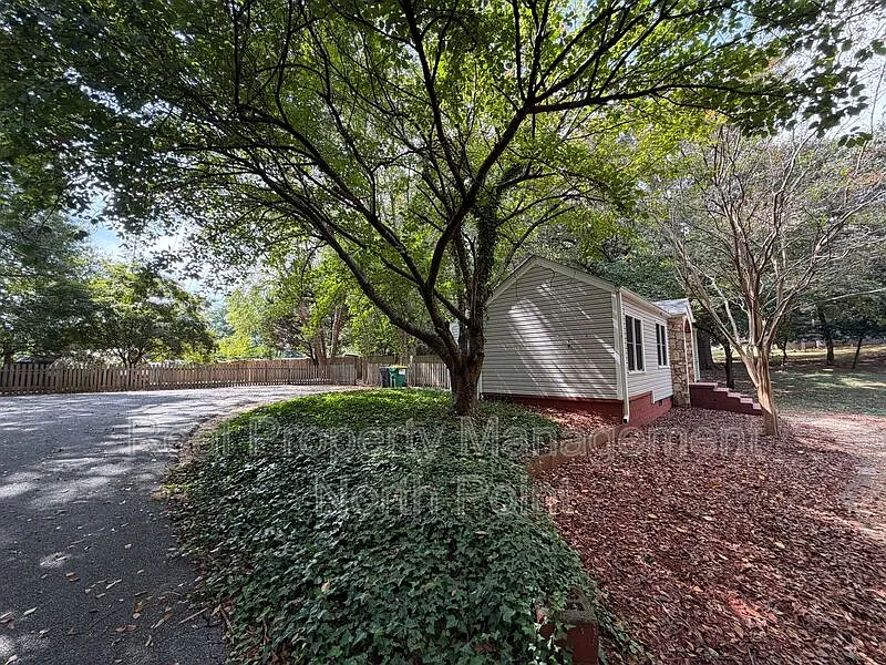 3 bed, 1.0 bath, 1194 sqft, $2,095 — Photo 2