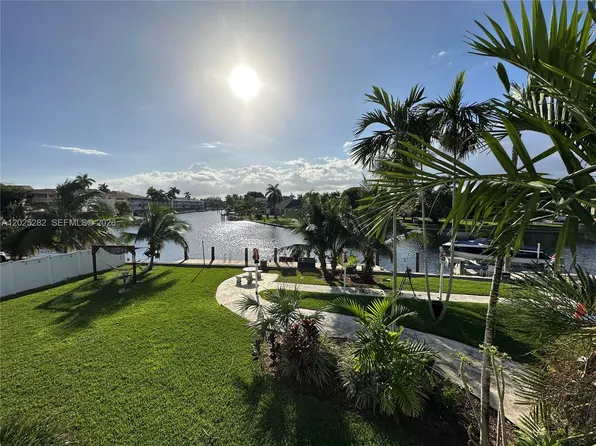 455 Golden Isles Dr APT 204, Hallandale, FL 33009