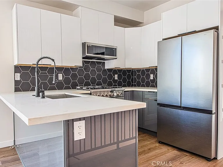 10719 Addison St — Photo 9