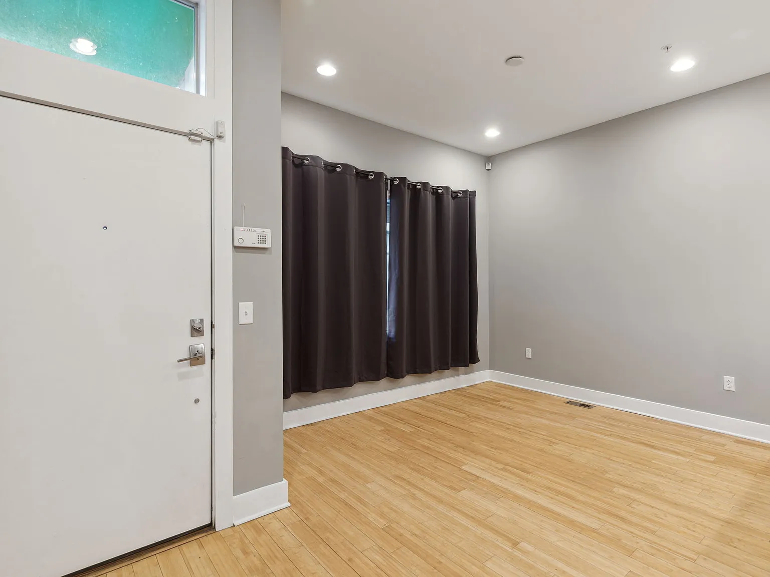 3 bed, 3.5 bath, 2100 sqft, $3,695 — Photo 2