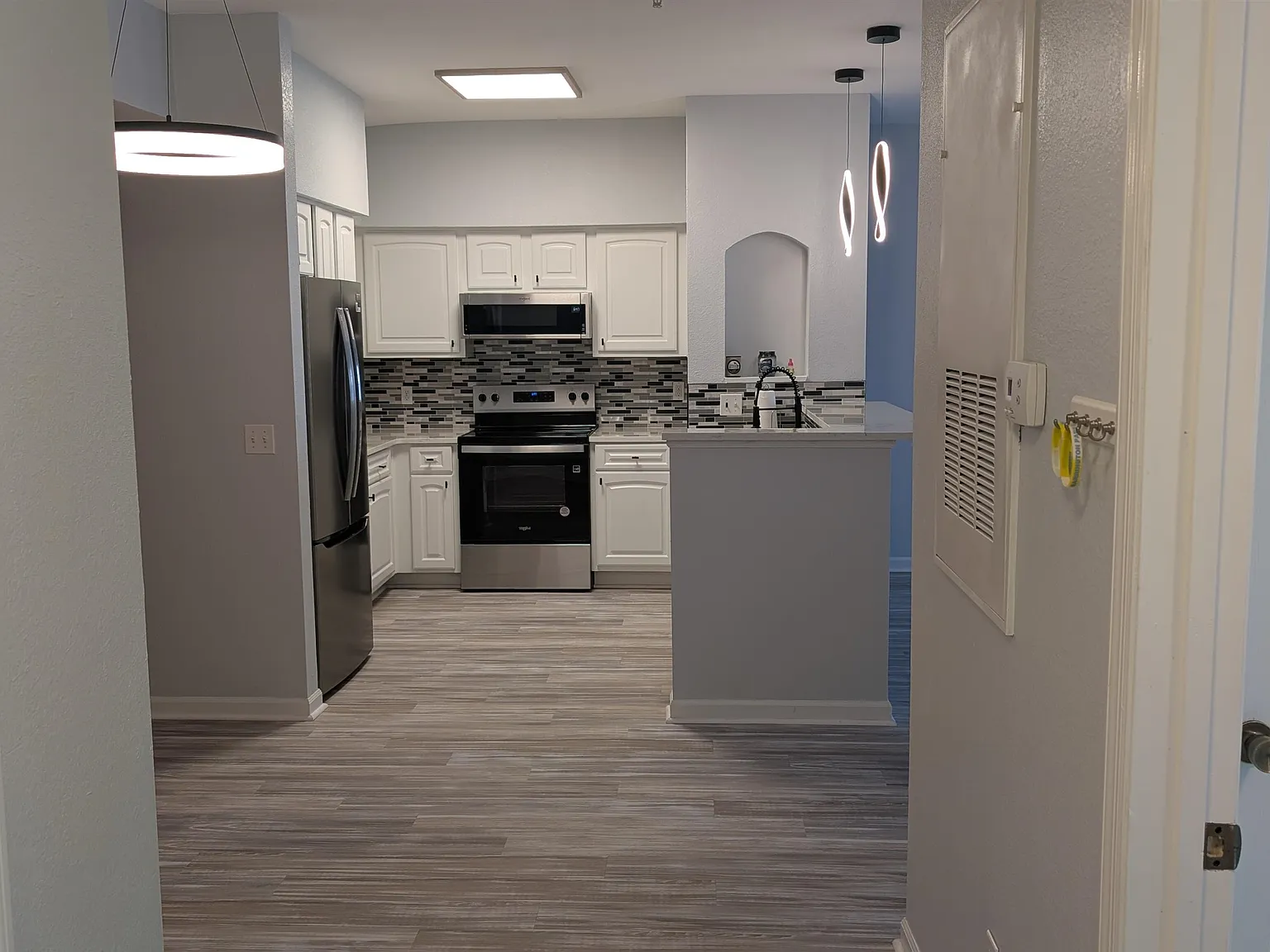 1 bed, 1.0 bath, 976 sqft, $1,800 — Photo 2