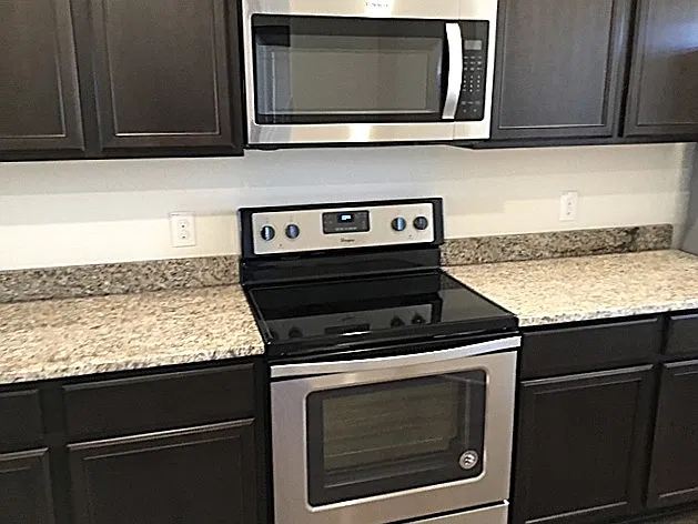 5 bed, 2.5 bath, 2543 sqft, $2,430 — Photo 3
