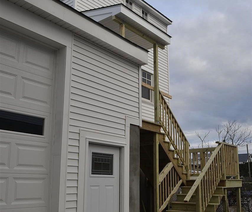 2nd image of 115 W Roberts Ave
