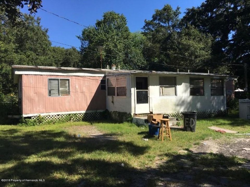 2nd image of 815 Leonard St