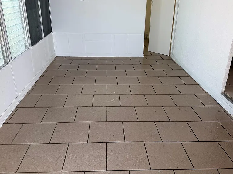 820 SW 1st Pl — Photo 2